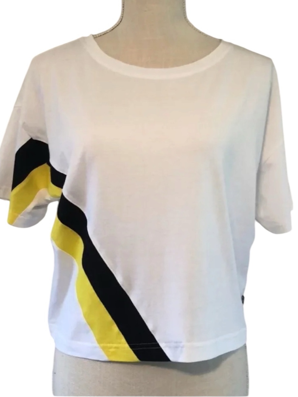 ❤️Fabletics Crop White Tee w/ black & yellow stripes Size Small